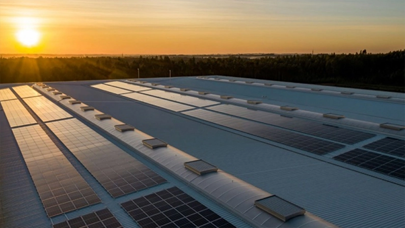 A large rooftop solar installation on a commercial building demonstrates the quality and scale a trusted solar company can deliver.
