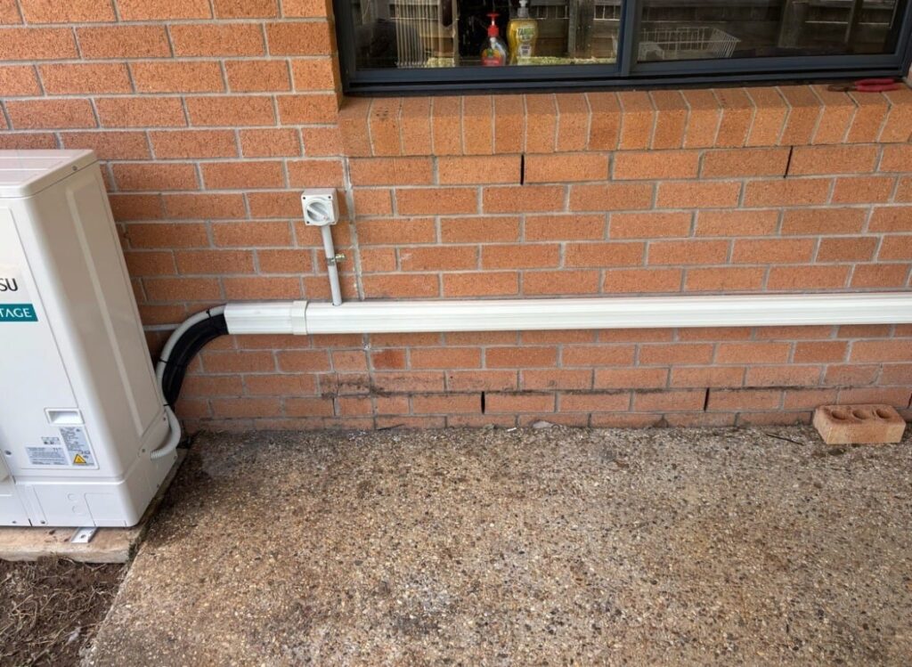 Neat line-set cover and isolator on a Fujitsu Airstage outdoor unit installation