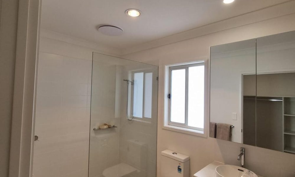 Bathroom with downlights, an exhaust fan and a heat lamp installed